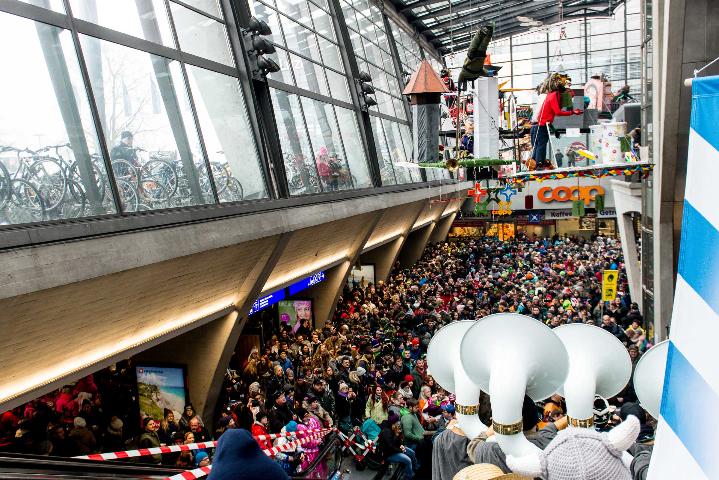 Fasnacht-Lozaern.ch-Bahnhof-guggete2017-DSC_6705