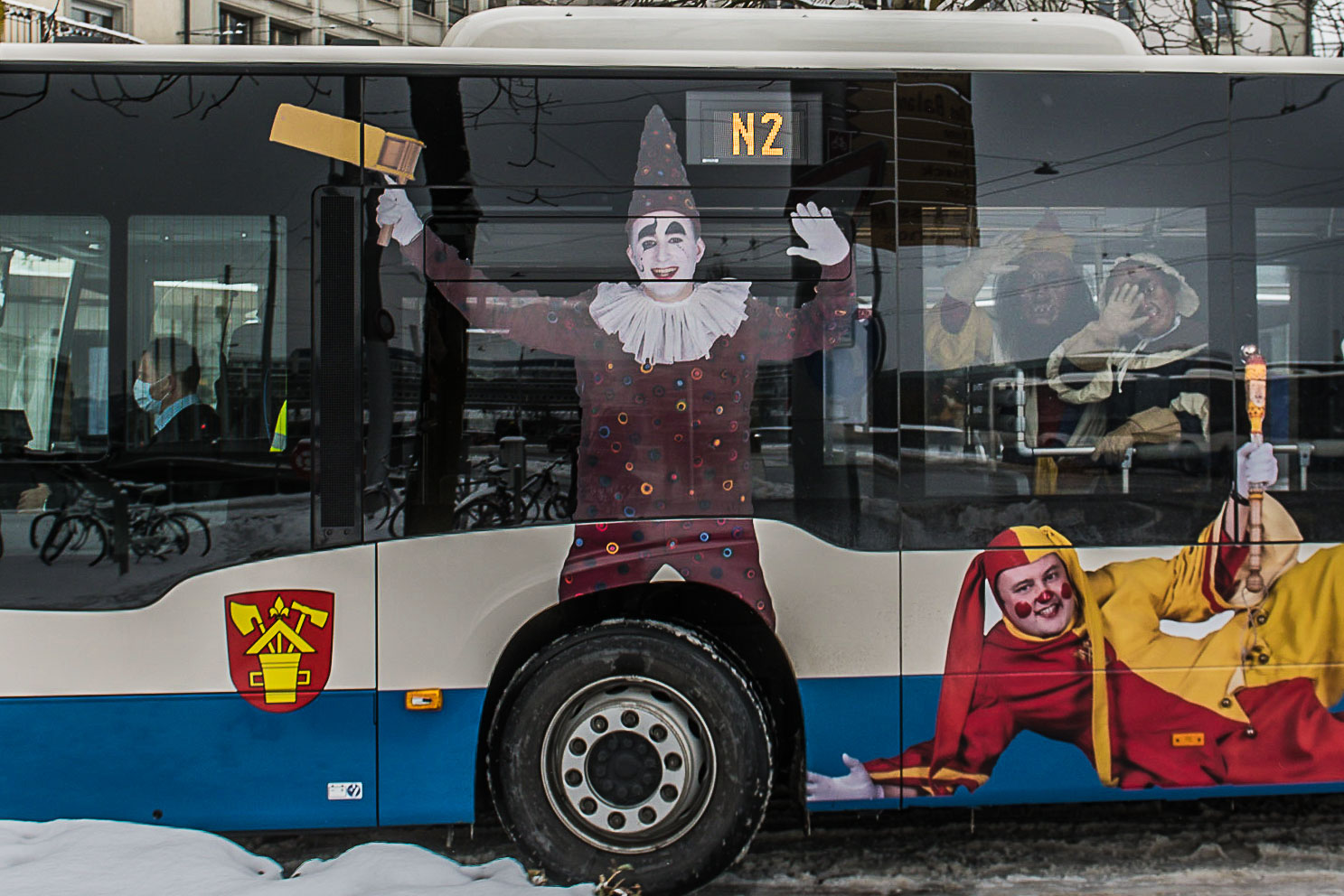 Schmudo 2021 - Bruder Fritschi & Fritschene umrundet den Fritschi Brunnen am Kapellplatz