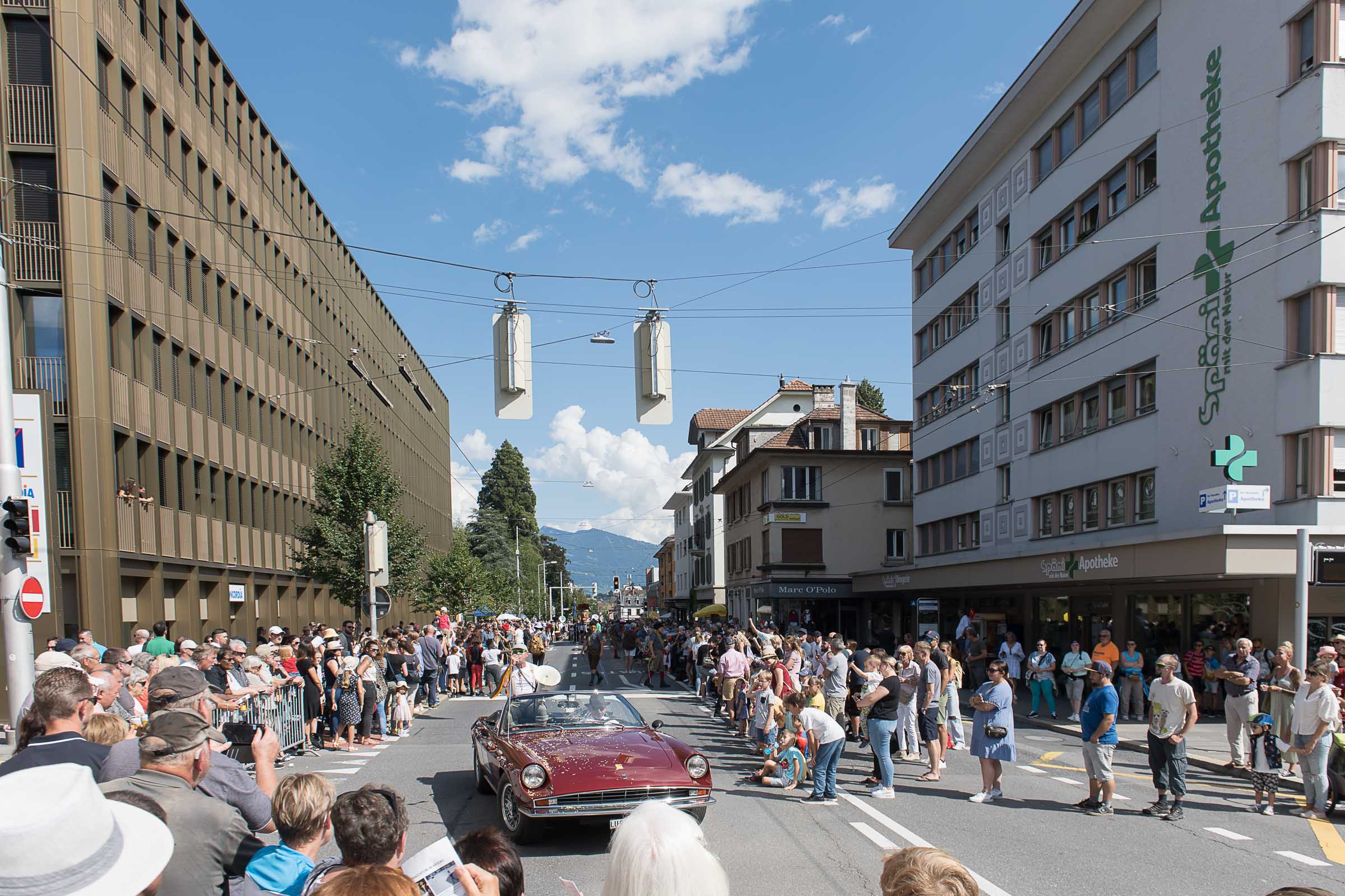 Brauchtumsumzug - Fasnacht im Sommer in Kriens 