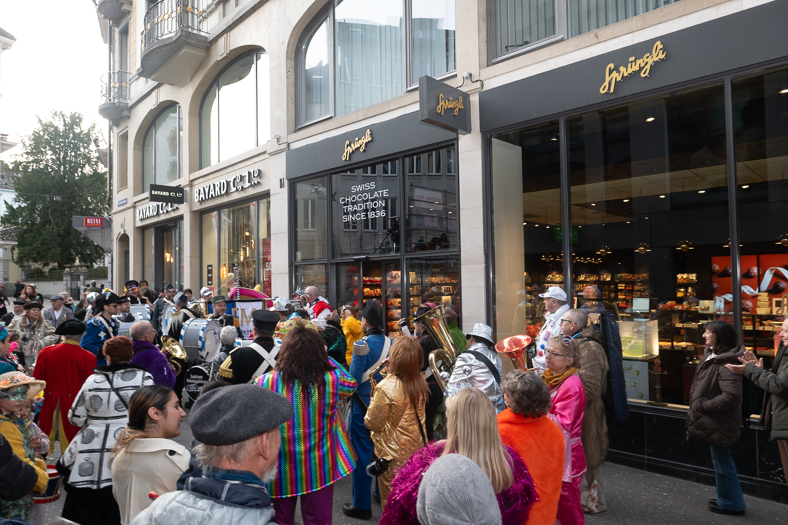 Wahl des neuen «unfasnächtlichsten» Schaufensters 2026 - unterwegs mit der Komisch-Fritig-Gesellschaft